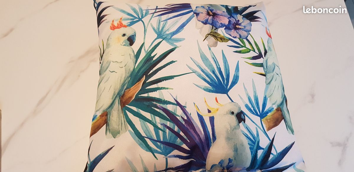 Coussin en tissu perroquet (image 1)