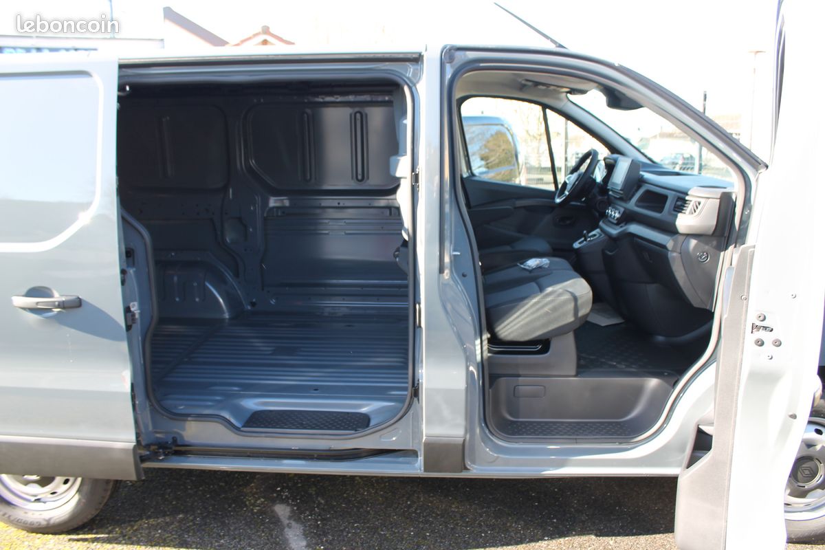 Renault Trafic III (3) Fourgon L1H1 3T 2.0 Blue DCI 150 Auto Advance + Options Sortie le 20/04/2026 , 10 Kilomètres Prix Hors taxe 27 000 (image 8)