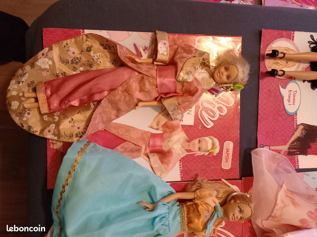 Lot De 43 Vêtements Et Accessoires Pour Poupée Barbie - Robes, Chaussures, Tenues Complètes