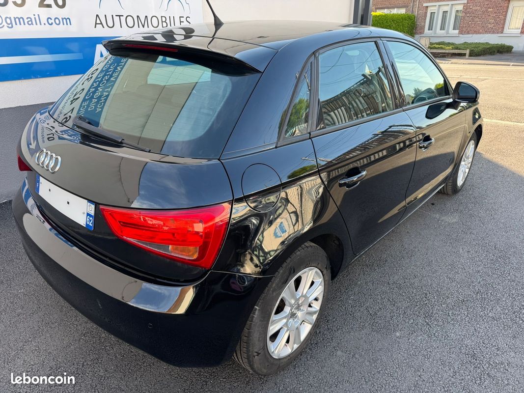 Audi A1 Sportback 1.6 TDI 90 cv Attraction premiere main (image 3)