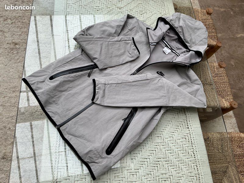 Veste deperlante /coupe vent nike enfant de couleur grise taille m/ rentrée 2026/27 (image 1)