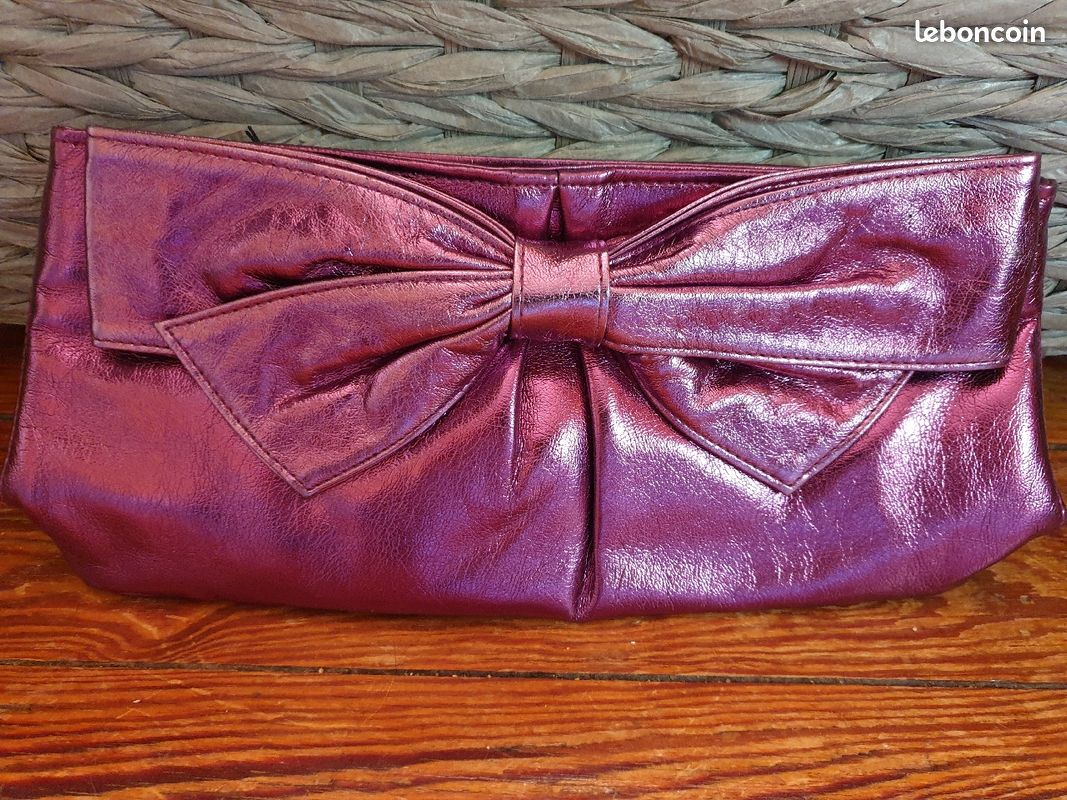 Sublime pochette ou trousse de maquillage rose brillant Ricci Ricci de Nina Ricci (image 1)