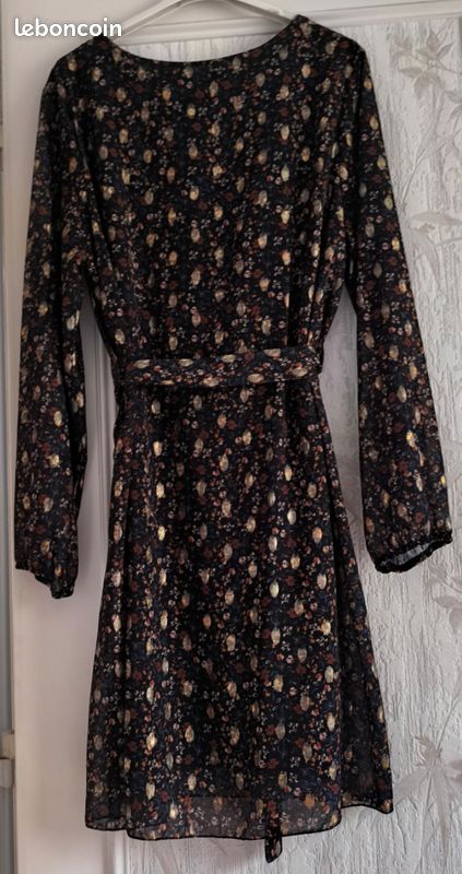 Robe noire petites fleurs feuilles dorées Vêtements
