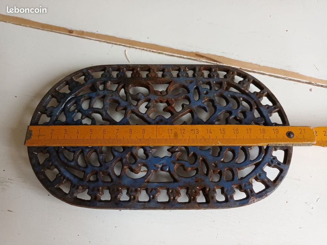 Dessous de plat ancien en fonte (image 3)