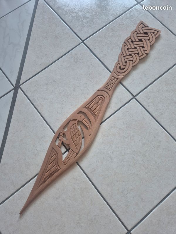 Pagaie décorative amérindienne en bois (image 1)