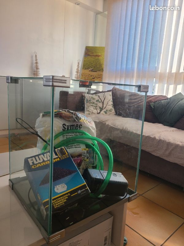 Aquarium carré et ses accessoires (image 1)