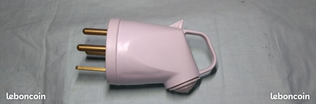 Fiche mâle Legrand 32A 400V Triphasé (3P+T) - Neuf Réf 055805 (image 3)