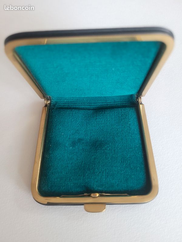 Ecrin ancien pour médailles, chaines, pendentifs (image 1)