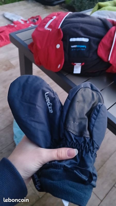 Lot combinaison de ski+4 sous pulls+ 2 paires de moufles (image 9)