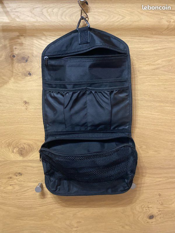 Belle trousse de toilette pliable et à suspendre noire (image 1)