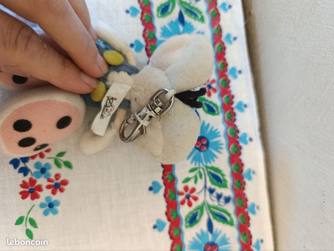 Peluche diddle a accrocher salopette boutons vert (image 2)