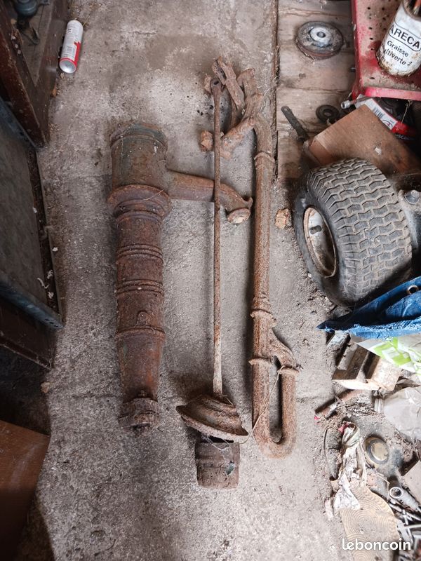 Pompe à eau ancienne (image 2)