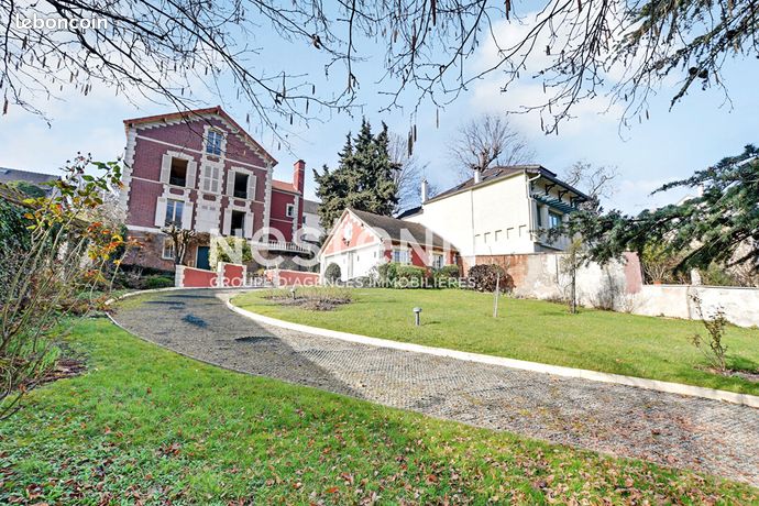 Maison 8 pièces 250 m²