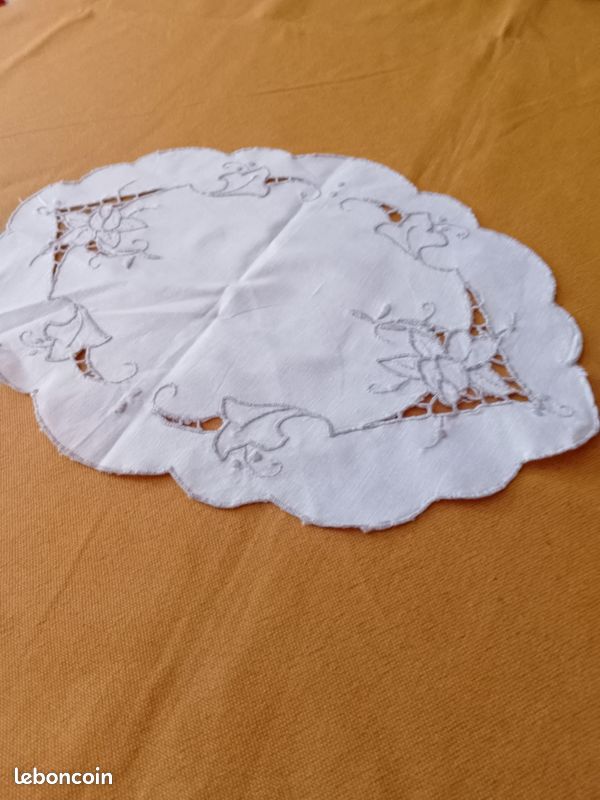 1 Napperon oval brodé mains - Linge de maison