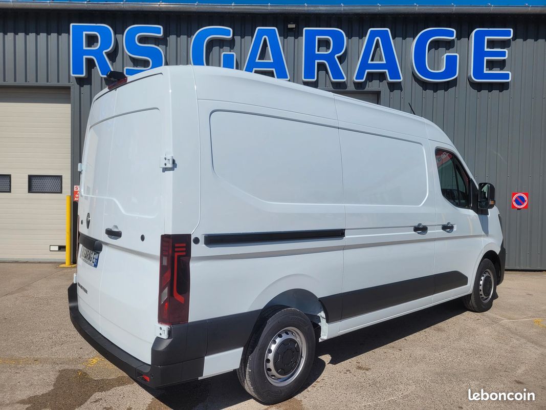 RENAULT MASTER IV L2H2 TRACTION 3T5 FOURGON 2.0 Blue DCI 150 EXTRA 03 PLACES NEUF avec HABILLAGE BOIS COMPLET + CHARGE UTILE AUGMENTÉE + SUSPENSION RENFORCÉE + CAMÉRA DE RECUL ( Prix Vente 30 990 HT ) (image 2)