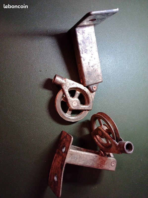 Paire de poulies anciennes de guidage articulées a bec, en bronze (image 4)