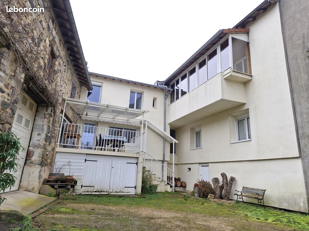 Maison 8 pièces 315 m² · à Poule-les-Écharmeaux · 315 m² · 249 000 €