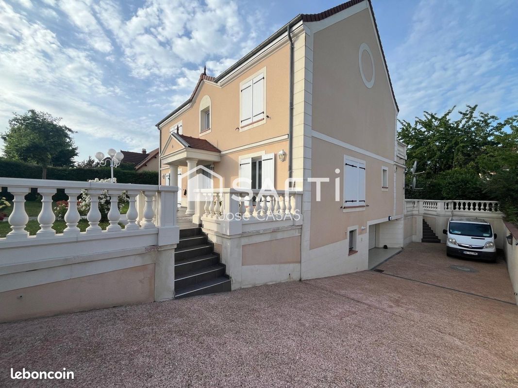 Maison 8 pièces 260 m² · à Val-de-Reuil · 260 m² · 389 000 €