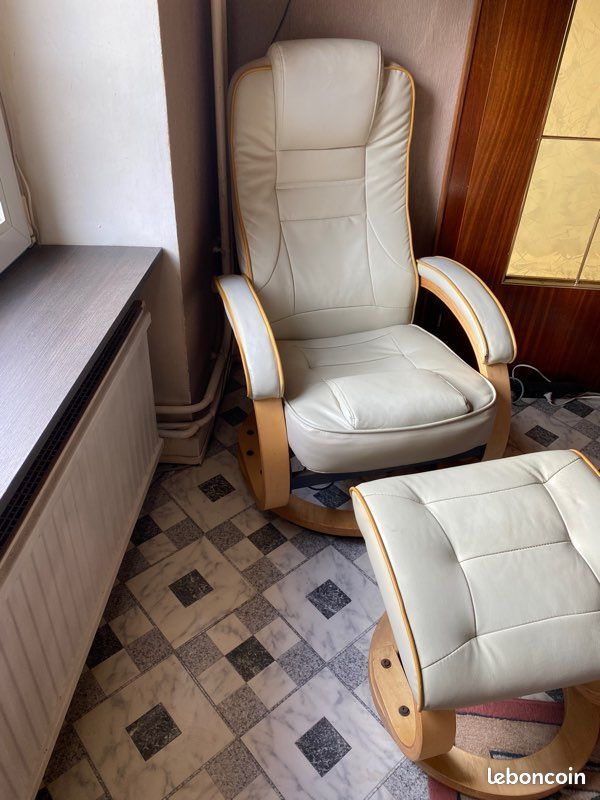 Fauteuil blanc avec repose pied (image 1)