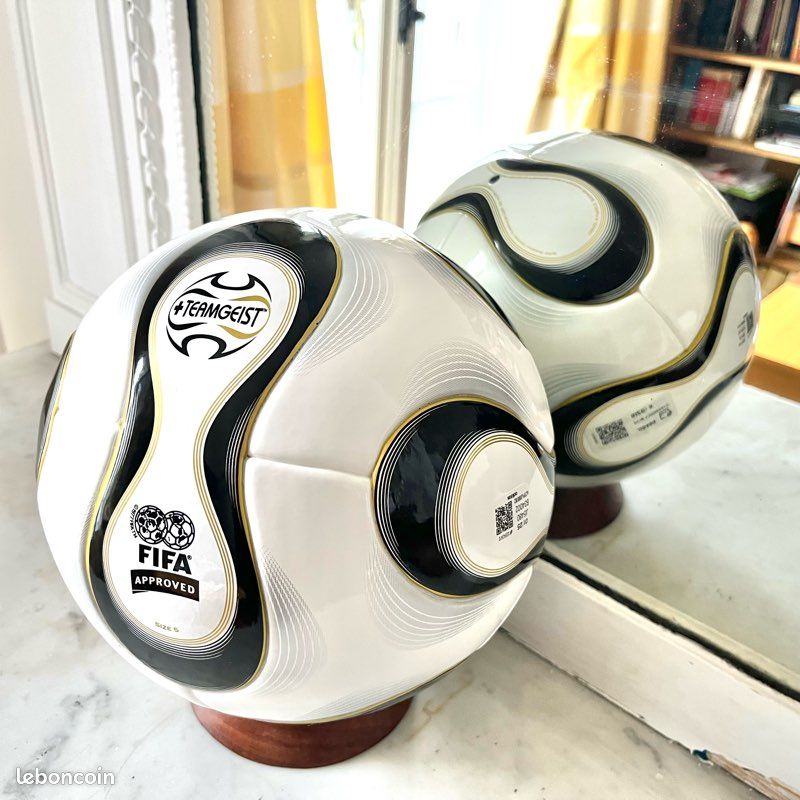 Lot Souvenirs Coupe Du Monde 2006 Allemagne : Ballon, épingles, Cartes Postales