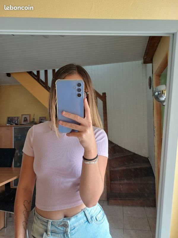 T shirt (image 1)