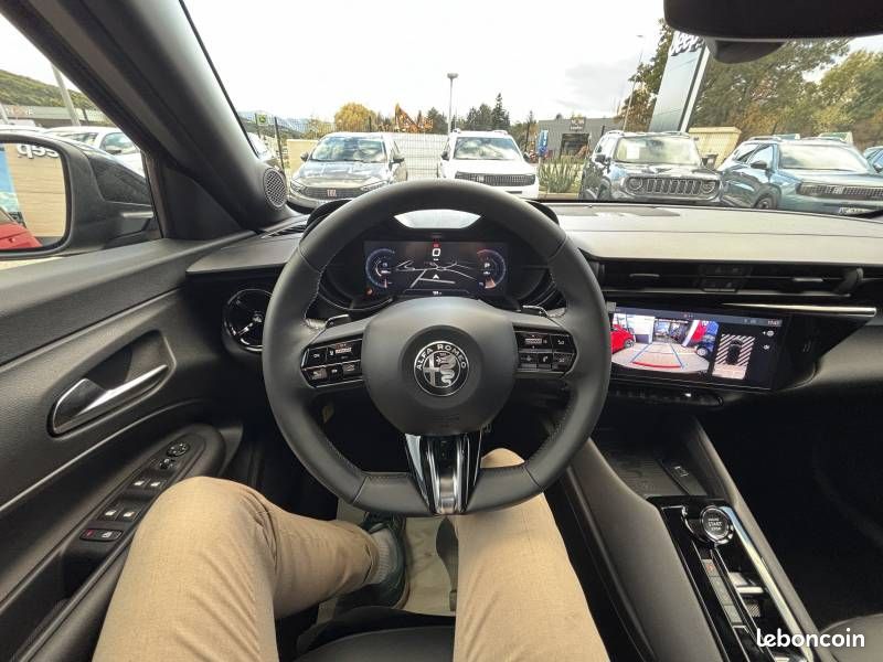 Alfa Romeo Junior 1.2 Ibrida 145 ch eDCT6 Speciale (image 13)