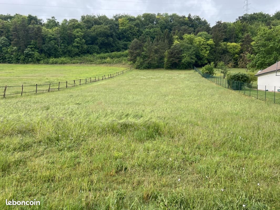 Terrain 2 229 m² Estissac · 45 000 €