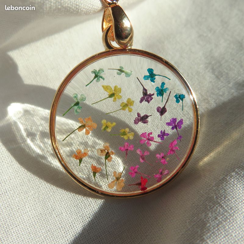 Collier fleurs pressées (image 1)