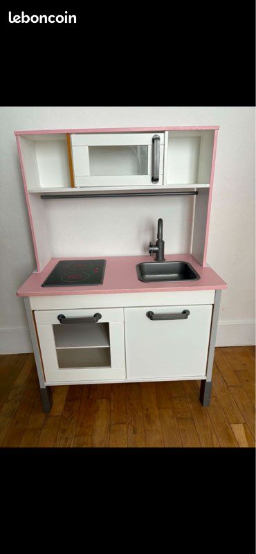 Vends cuisine ikea enfant. Avec mixeur et micro onde. Quelques fruits et légumes. Accessoires casseroles Très bon état 40euro