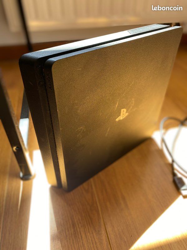 PlayStation 4 slim 1 to, manette et câbles et 4 jeux PRIX À NÉGOCIER (image 1)