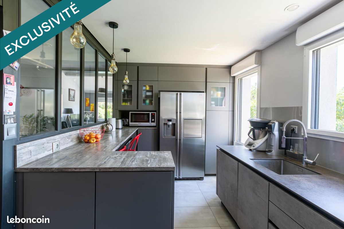 Maison 8 pièces 250 m² · à Chassieu · 250 m² · 1 050 000 €