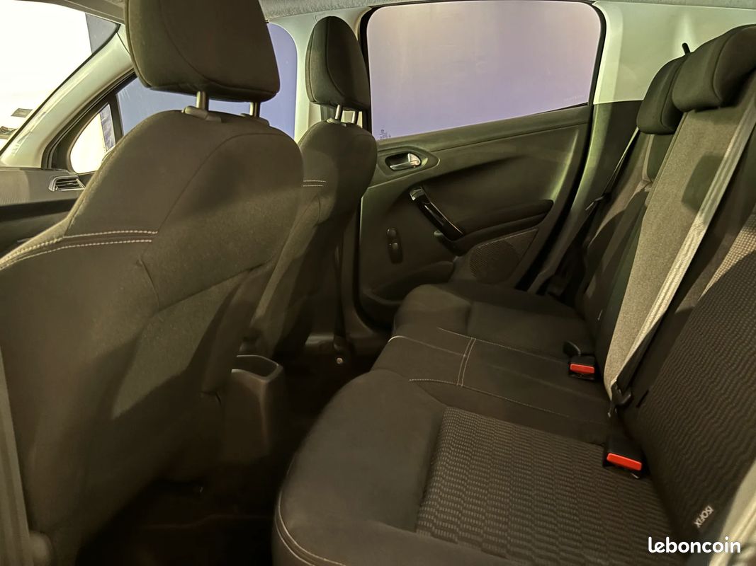 PEUGEOT 208 1.6 D 75ch STYLE - 2017 - CarPlay - Suivi complet - Régulateur de vitesse - Climatisation - Bluethoot (image 10)
