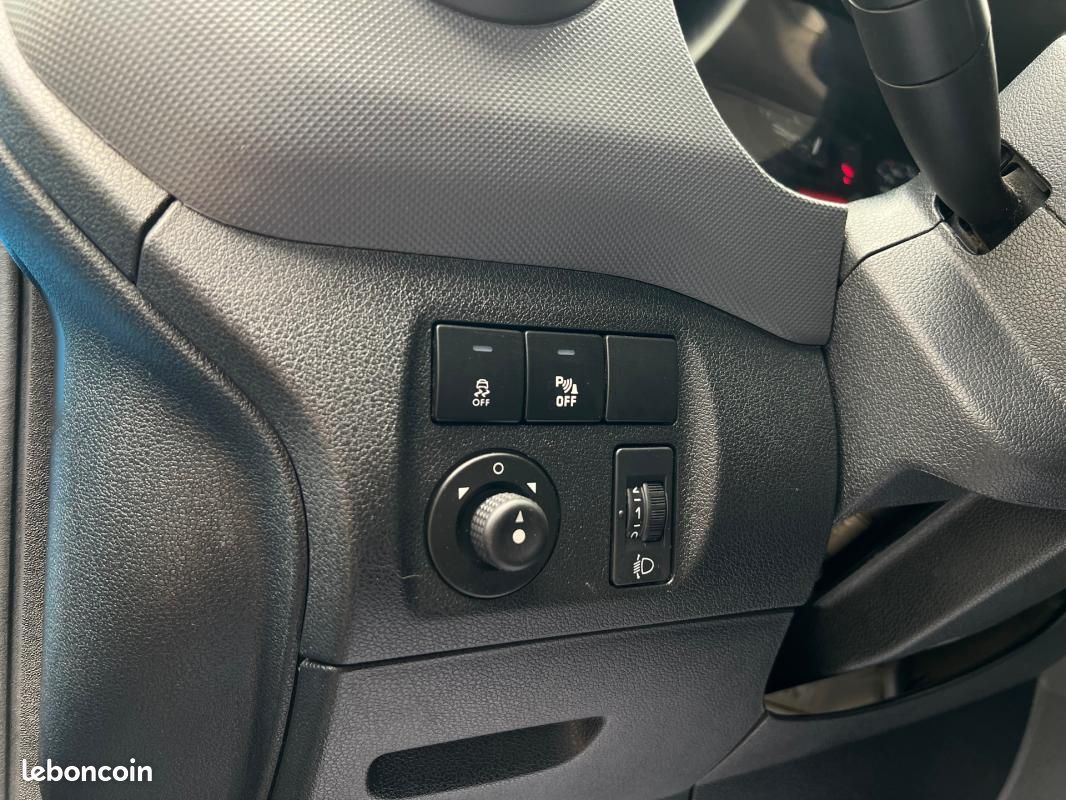 Peugeot Partner FOURGON STANDARD 1.6 BLUEHDI 75 BVM5 PRO / CLIM ECRAN BLUETOOTH ATTELAGE ... (image 11)