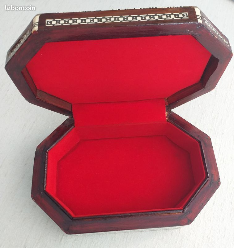 Véritable boite à bijoux égyptienne ovale, en bois incrustée de nacre (image 3)