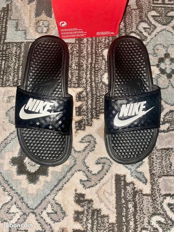 Claquette Nike Benassi JD Noir Blanc Chaussures - Main Image