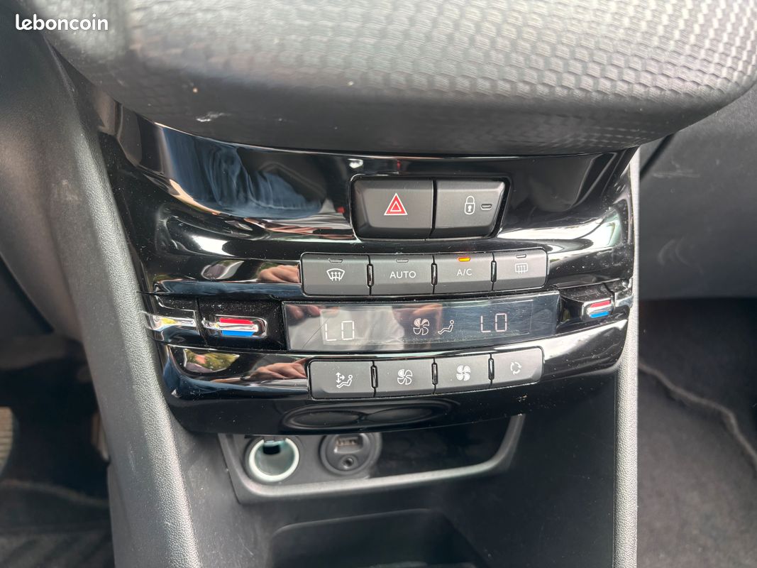 PEUGEOT Phase II 208 1.2 110 cv Allure (image 14)