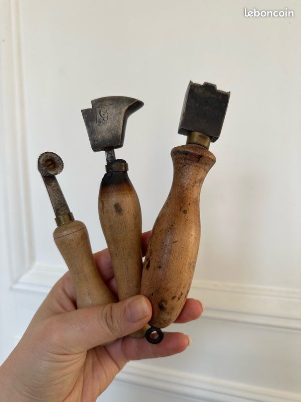 Lot De 4 Outils Anciens De Cordonnier - Poinçons Cuir - Bois Et Acier
