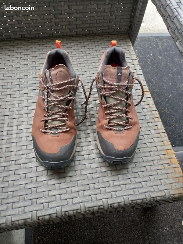 Chaussure de randonée wateproof (image 1)
