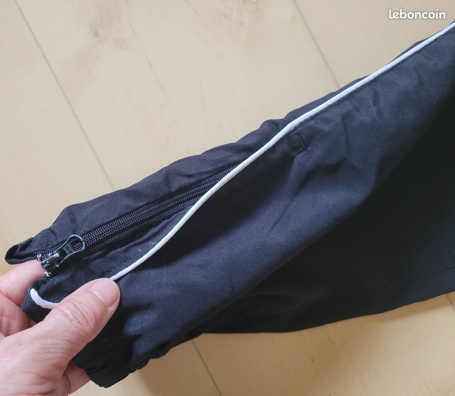 Tenue de sport 3 pièces 10 ans ; pantalon + veste + tee shirt (image 6)