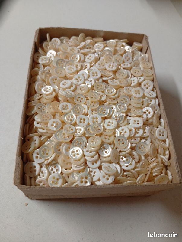 Lot de de+ 1000 Bouton nacre blanc (image 1)