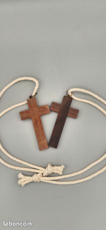 Croix bois teinté - sur cordon Croix bois teinté - sur cordon