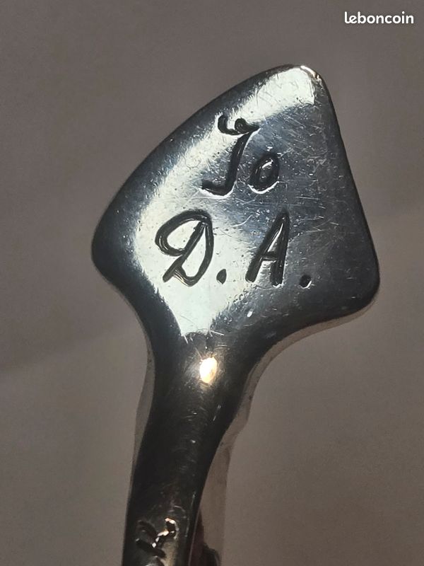 Pince à sucre en argent massif 925.
Fabrication britannique (Angleterre).
Nombreux monogrammes et gravures, voir les photos.
En bon état (image 7)