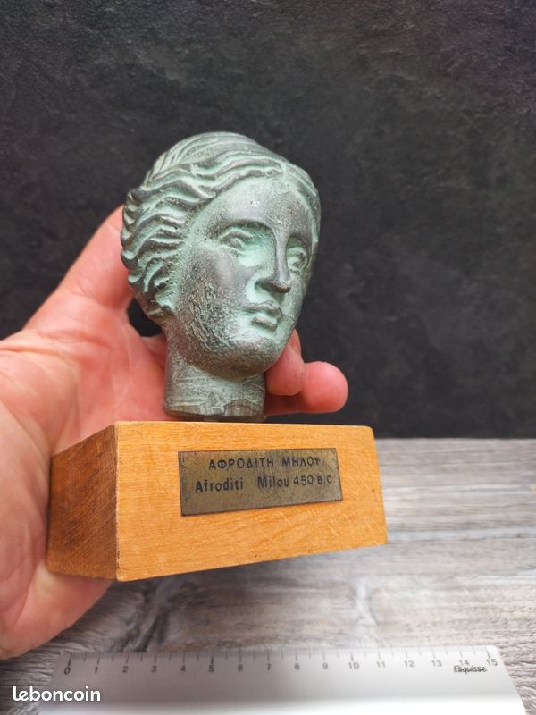 Buste d'Aphrodite (Vénus de Milo) sur socle en bois (image 1)