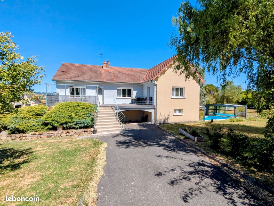 Maison 9 pièces 260 m² · à Saint-Priest-Bramefant · 260 m² · 465 000 €