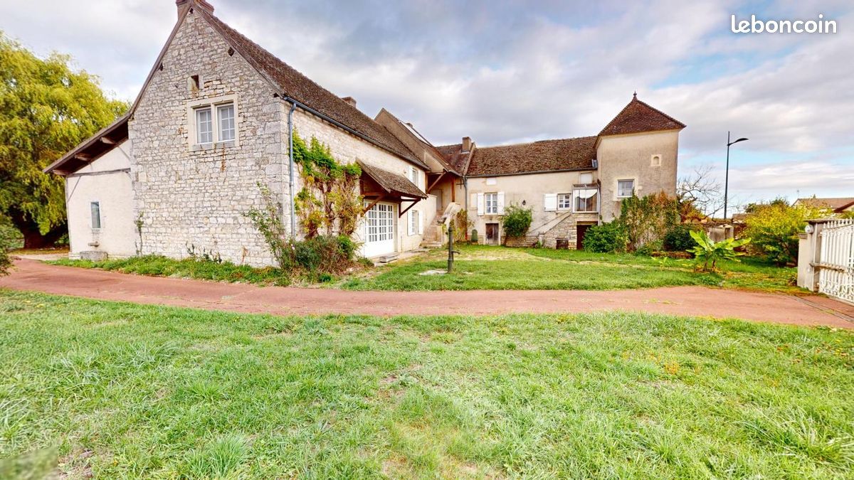 Maison 8 pièces 296 m² · à Fontaines · 296 m² · 379 000 €