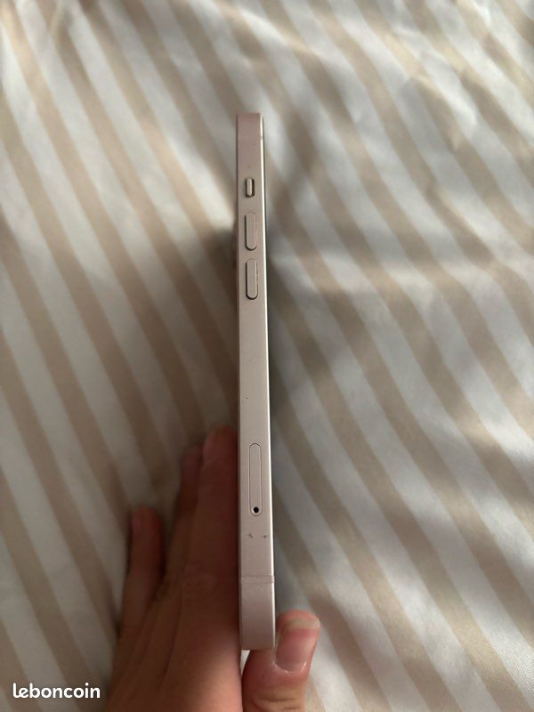 Vend iPhone 13 rose en très bonne état 📱 Prix : 250 (négociable dans la mesure du possible) Pour toute informations complémentaires n’hésitez pas à m’envoyer un message. N’hésitez pas à partager (image 2)