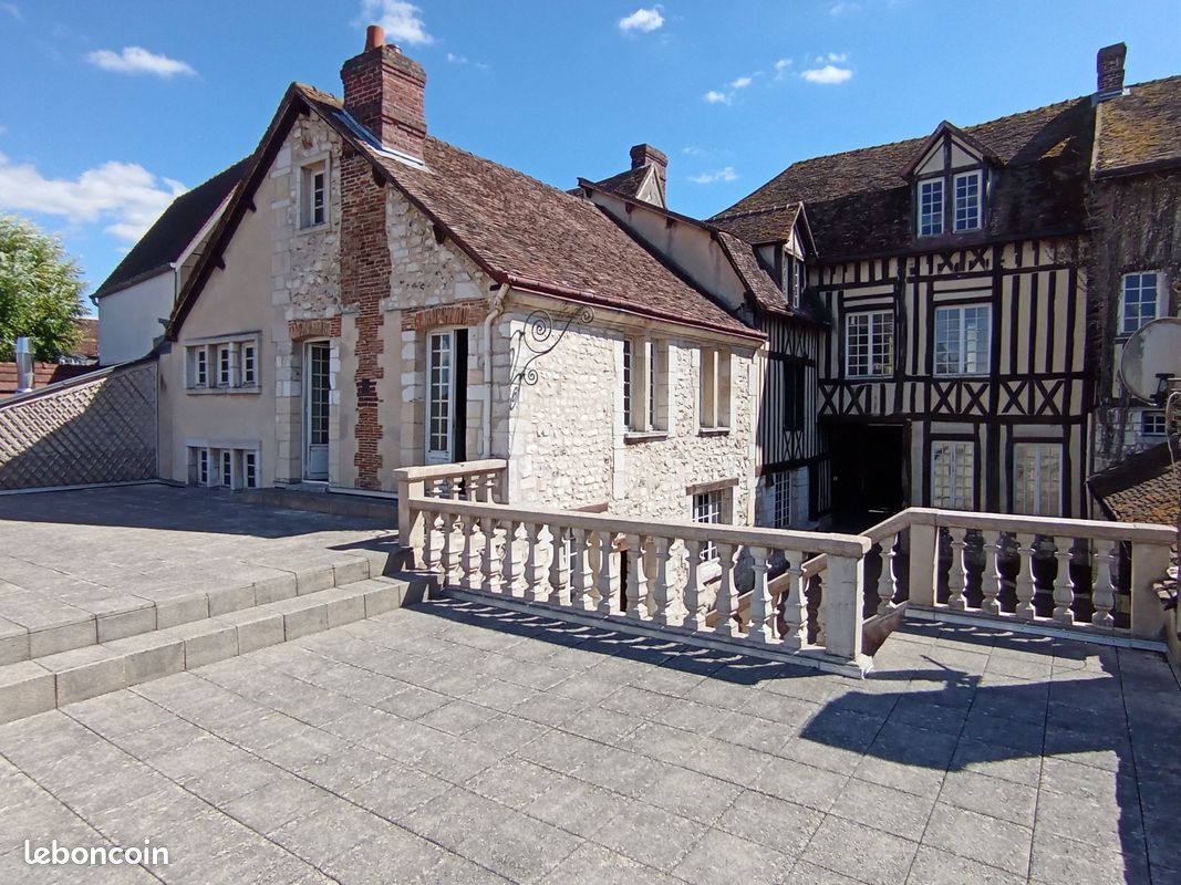 Maison 15 pièces 480 m² · à Pont-de-l'Arche · 480 m² · 280 000 €