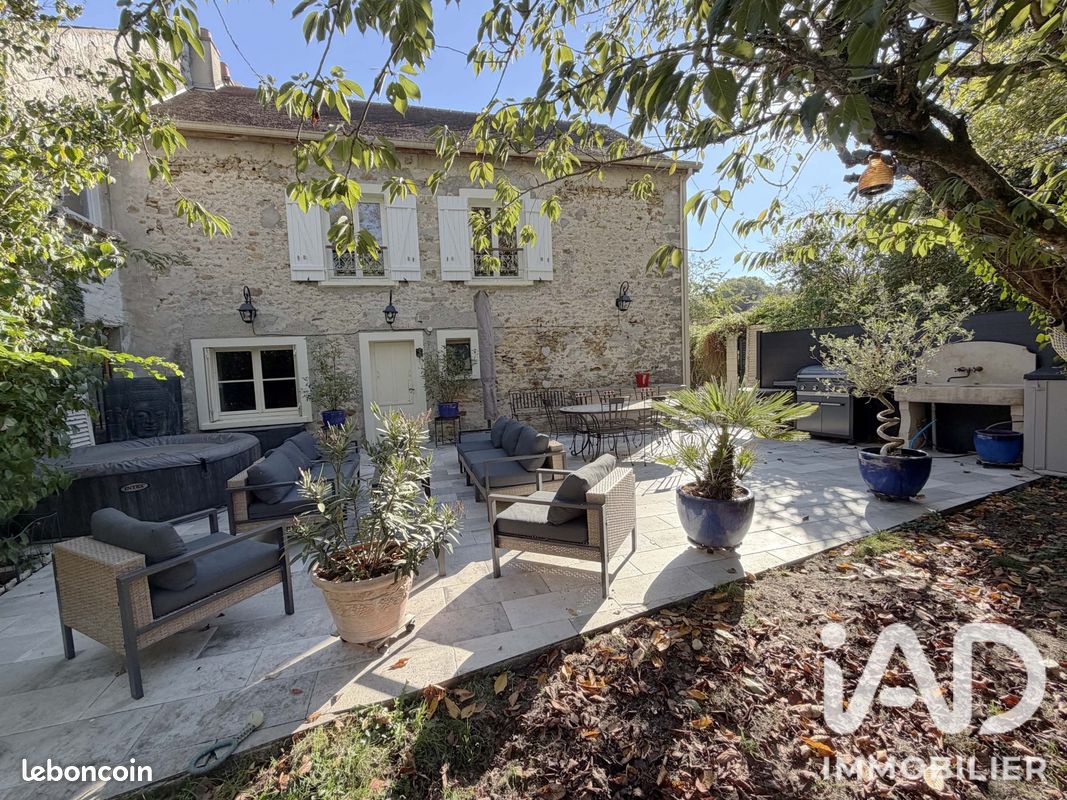 Maison 8 pièces 164 m² · à Andrezel · 164 m² · 332 000 €