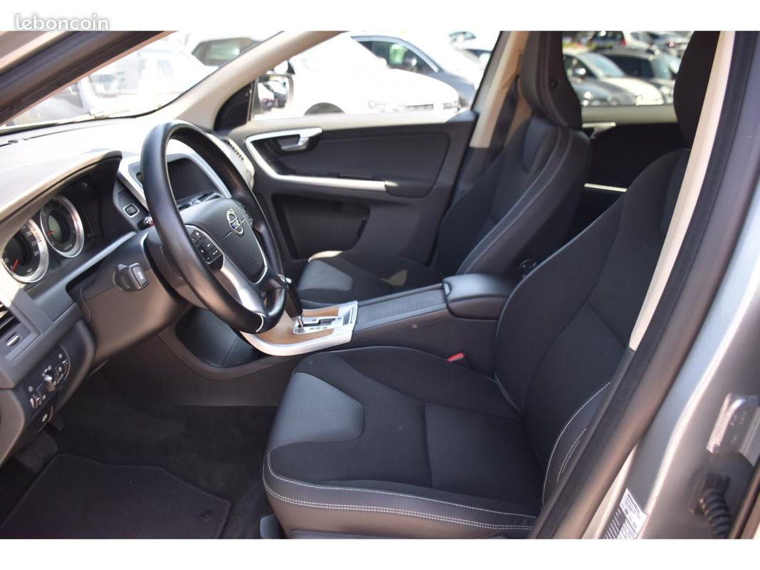 VOLVO XC60 D5 FAP AWD - 205 - BVA Geartronic Momentum (image 14)
