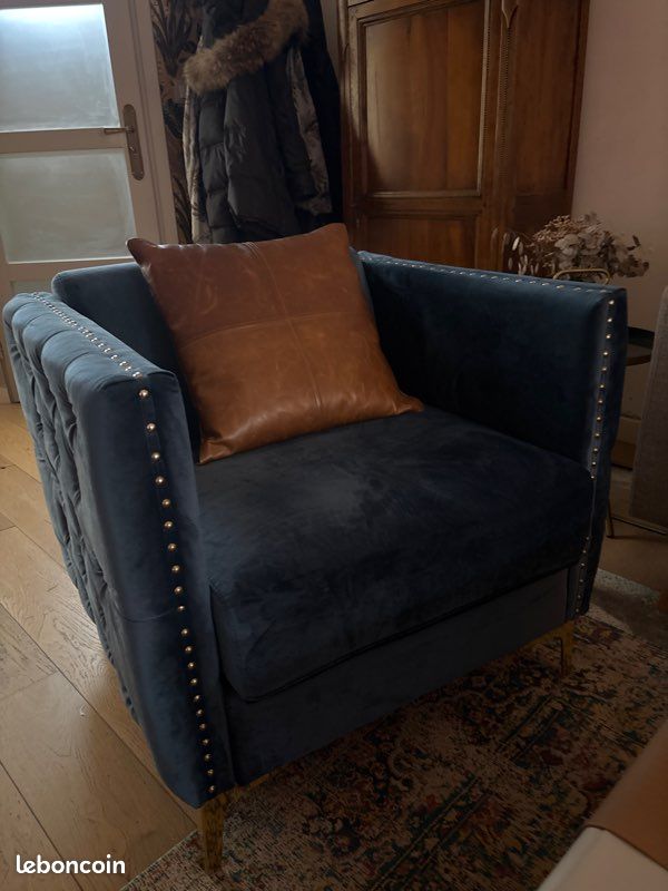 Paire de Fauteuils en velour avec clous (image 1)